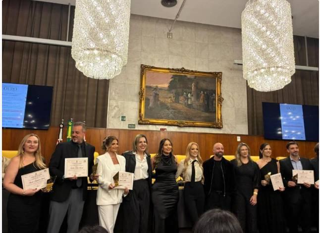 Ana Carolina Gonçalves , CEO da AC Clinic Estética Avançada, brilha na segunda Edição Ouro Melhores do Ano e assina homenagens ao lado da Vereadora Edir Sales