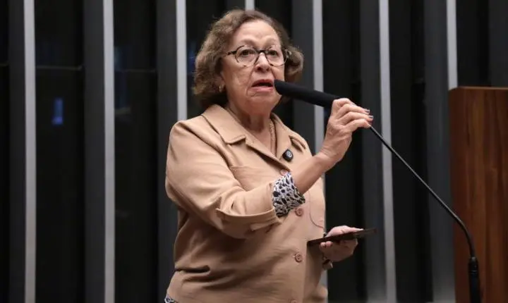CCJ aprova projeto que obriga uso de hora-aula no cálculo da jornada de professores